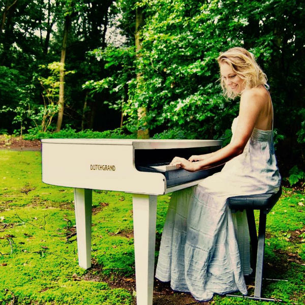 Pianist Singer (Megan)