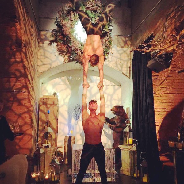 Acrobatic Hand to Hand Duo 