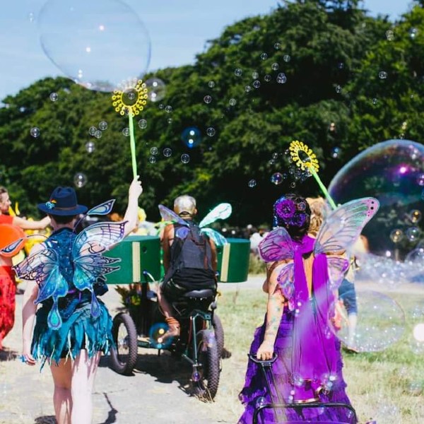 Bubble Performers (Walkabout)