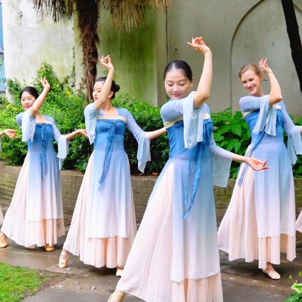 Chinese Dancers 