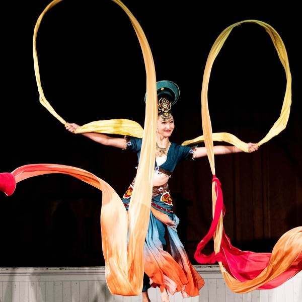 Chinese Dancers 